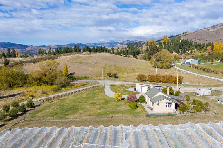 Photo of property in 180 Hall Road, Bannockburn, Cromwell, 9384