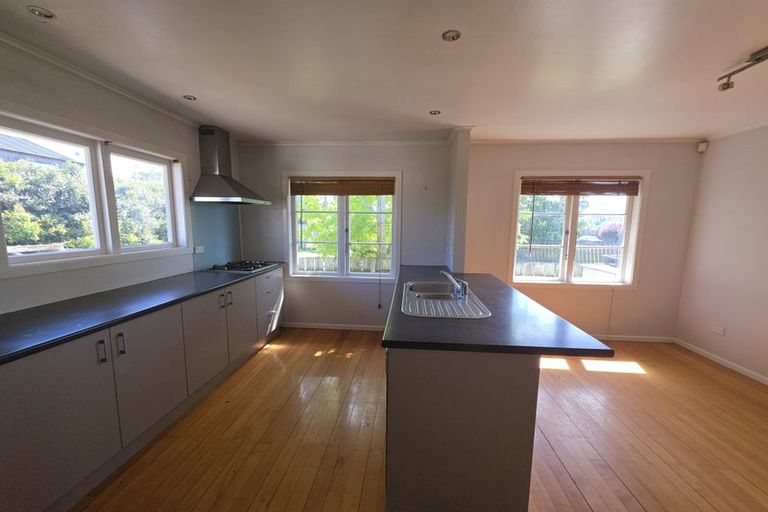 Photo of property in 1 Ward Crescent, Te Atatu Peninsula, Auckland, 0610