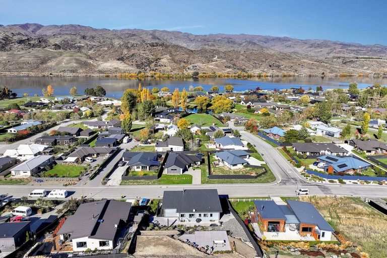 Photo of property in 71 Stratford Drive, Mount Pisa, Cromwell, 9383