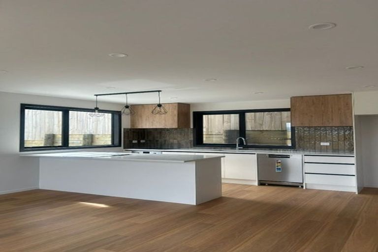 Photo of property in 43 Savoy Road, Glen Eden, Auckland, 0602