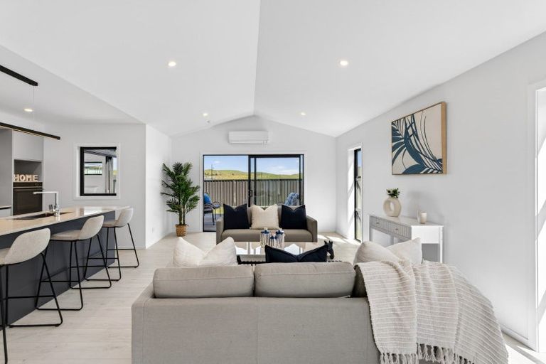 Photo of property in 14 Annie Aranui Drive, Poraiti, 4182