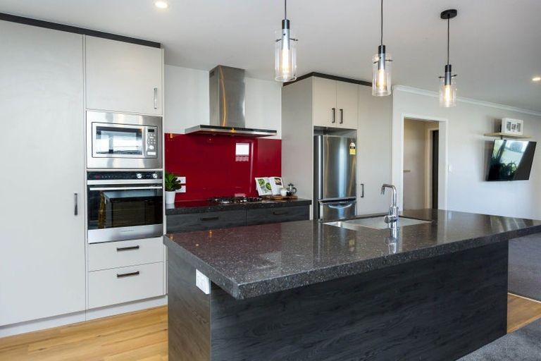 Photo of property in 24 Te Kaeaea Crescent, Wallaceville, Upper Hutt, 5018