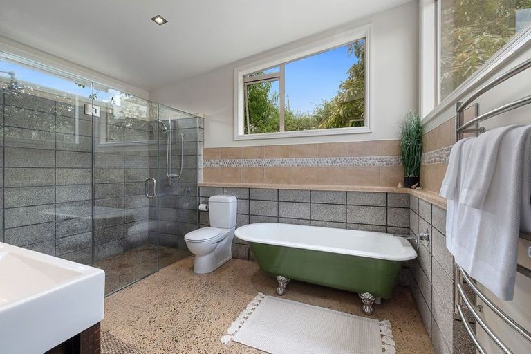 Photo of property in 723 Waitakere Road, Kumeu, 0891
