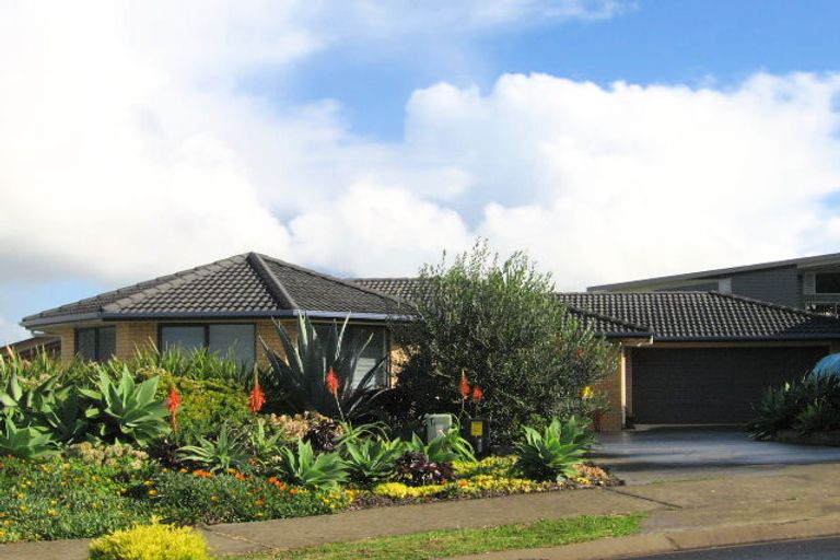 Photo of property in 17 Ashburn Close, Orewa, 0931