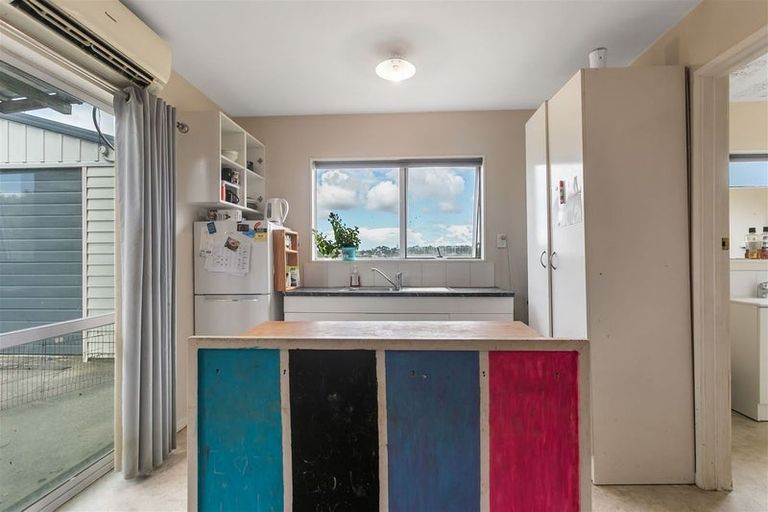 Photo of property in 7 Hueglow Rise, West Harbour, Auckland, 0618