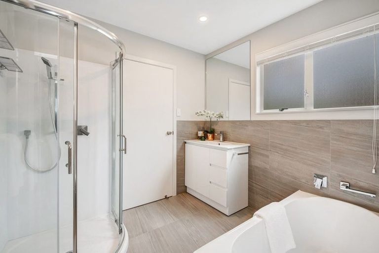 Photo of property in 2/16 Ellice Road, Totara Vale, Auckland, 0629