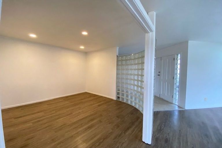 Photo of property in 14 Caldbeck Rise, Northpark, Auckland, 2013