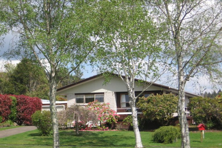 Photo of property in 25 Waitawa Place, Lynmore, Rotorua, 3010