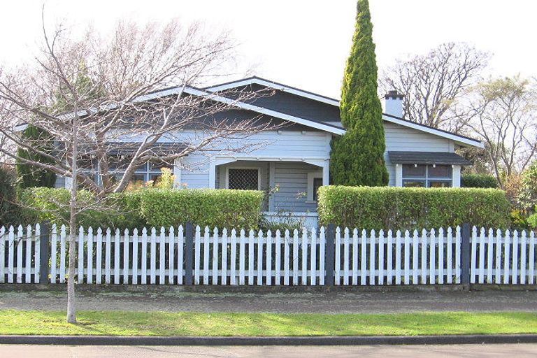 Photo of property in 8 Nikau Street, Takaro, Palmerston North, 4410