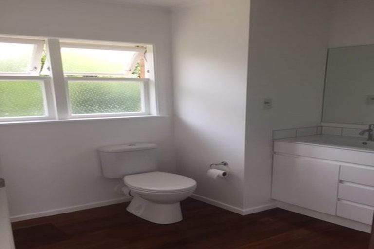 Photo of property in 68 Gladstone Road, Northcote, Auckland, 0627