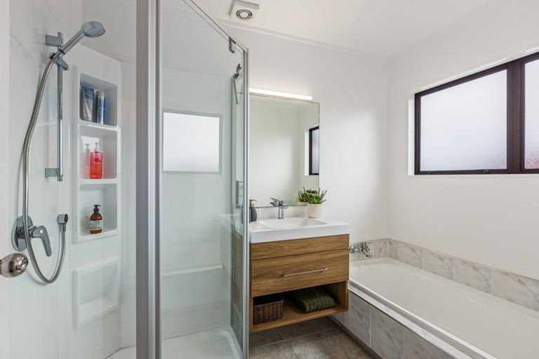 Photo of property in 6 Rathmullen Place, Pinehill, Auckland, 0632