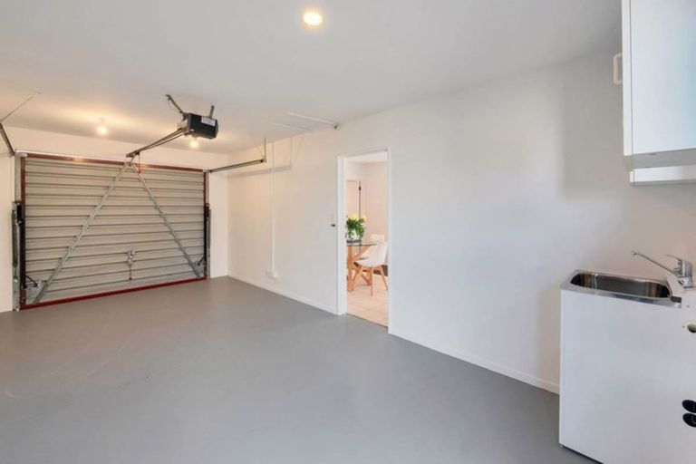 Photo of property in 2/5 Barbados Drive, Unsworth Heights, Auckland, 0632