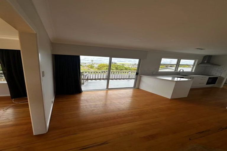 Photo of property in 120 Ennis Avenue, Pakuranga Heights, Auckland, 2010