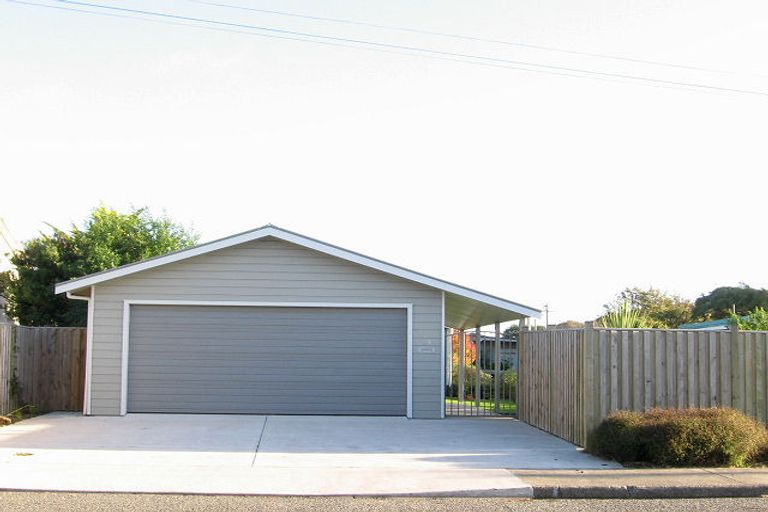 Photo of property in 28 Rauparaha Street, Waikanae Beach, Waikanae, 5036