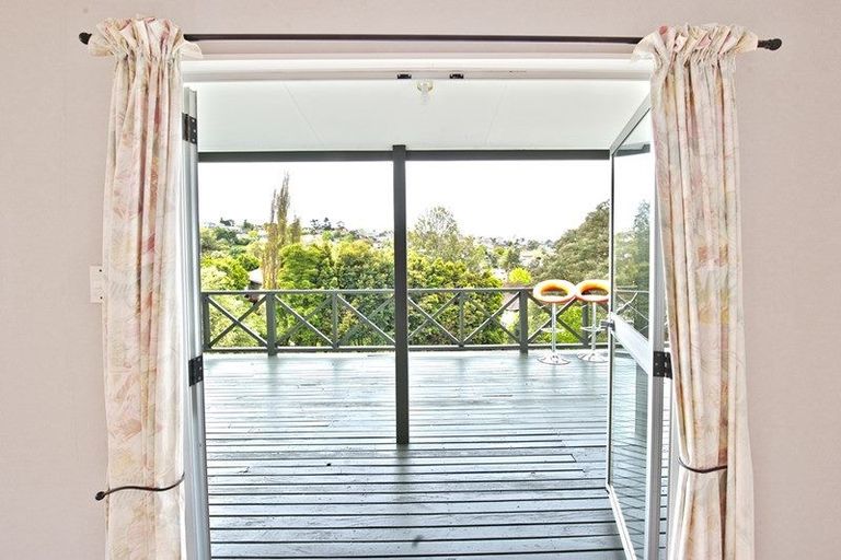Photo of property in 13 Trias Road, Totara Vale, Auckland, 0629