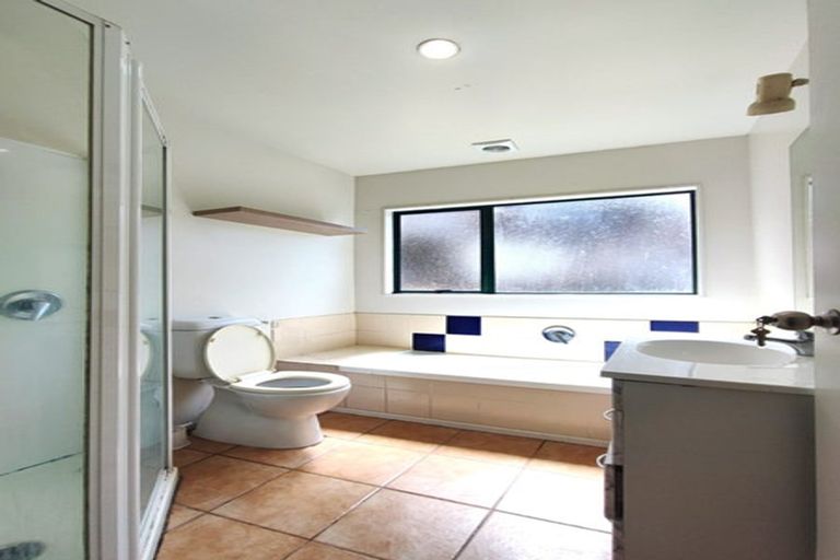 Photo of property in 631a Glenfield Road, Totara Vale, Auckland, 0629