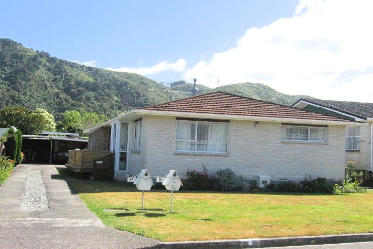 Photo of property in 9a Haylock Grove, Totara Park, Upper Hutt, 5018