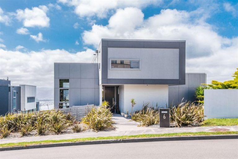 Photo of property in 6 Bendigo Grove, Newlands, Wellington, 6037