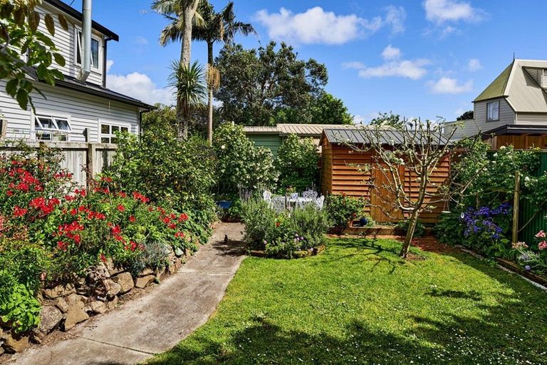 Photo of property in 25 Mahoe Street, Eastbourne, Lower Hutt, 5013