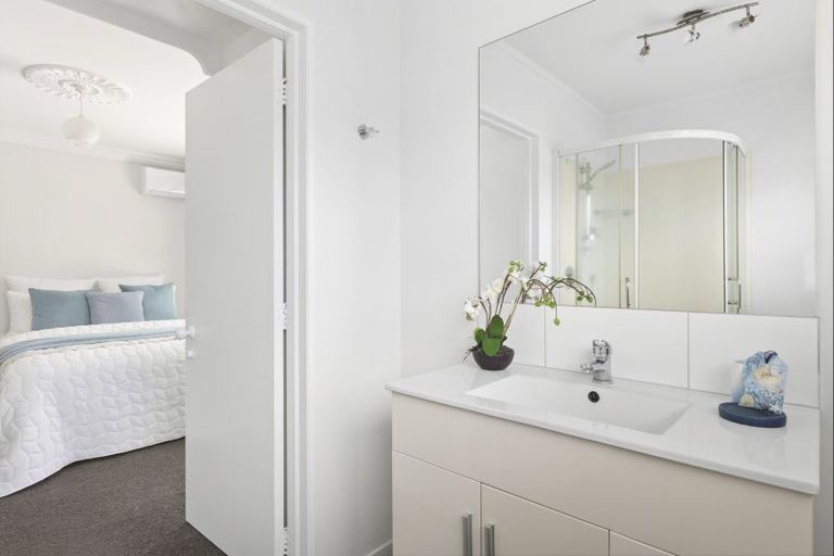 Photo of property in 73 Gilbass Avenue, Hamilton Lake, Hamilton, 3204