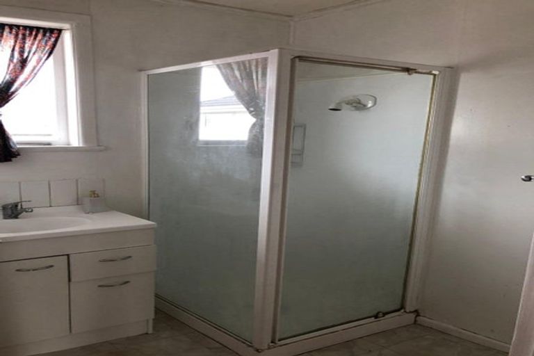 Photo of property in 81 Pupuke Road, Northcote, Auckland, 0627