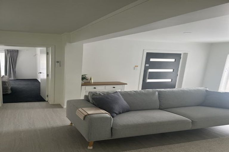 Photo of property in 16 Thorburn Avenue, Red Beach, 0932