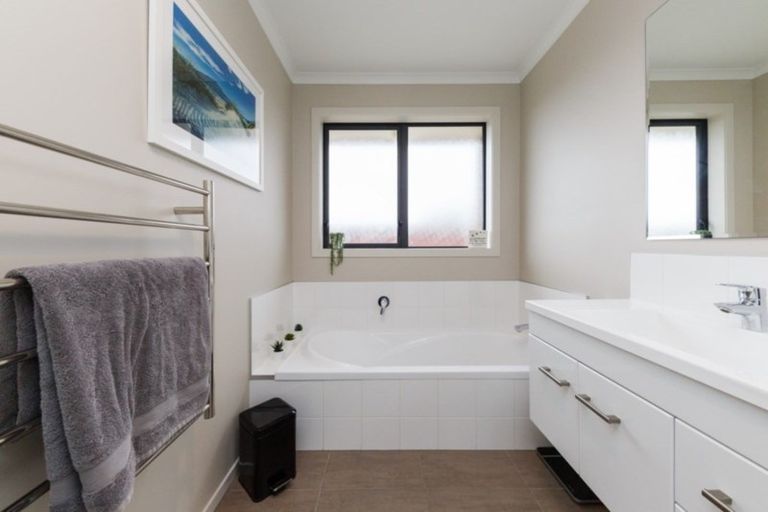 Photo of property in 4 Levi Place, Kelvin Grove, Palmerston North, 4414