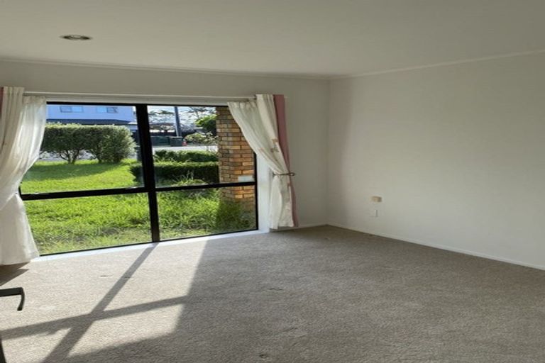 Photo of property in 24 Luckens Road, West Harbour, Auckland, 0618