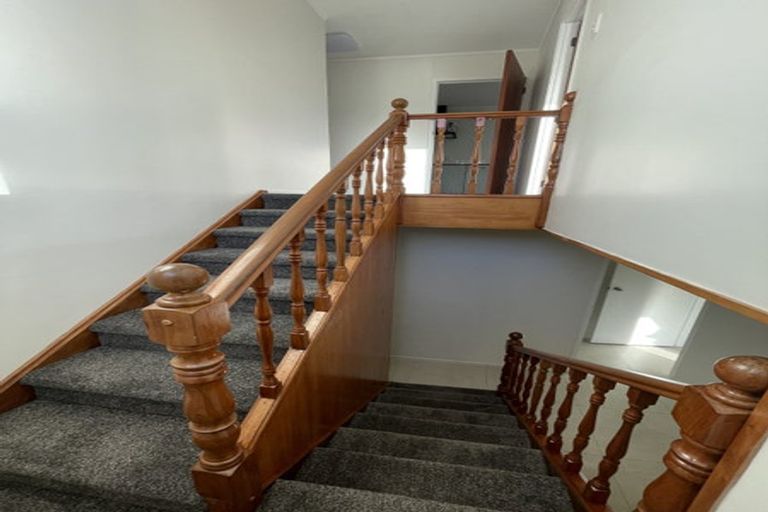 Photo of property in 34 Kingsclere Place, Goodwood Heights, Auckland, 2105