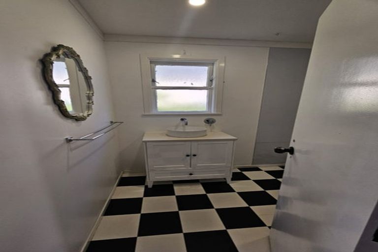 Photo of property in 2a Rewa Street, New Lynn, Auckland, 0600