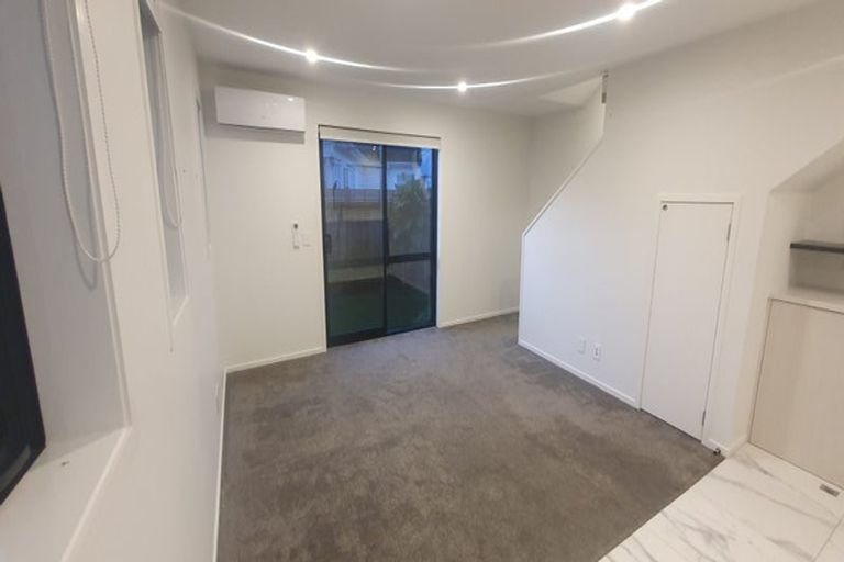 Photo of property in 2/10 Avery Grove, Boulcott, Lower Hutt, 5011