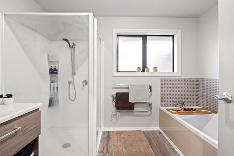 Photo of property in 1 Manorburn Place, Lake Hayes, Queenstown, 9304