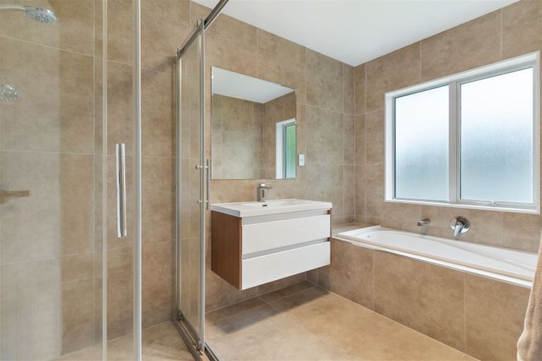 Photo of property in 11 Kilmacrennan Drive, Rosehill, Papakura, 2113