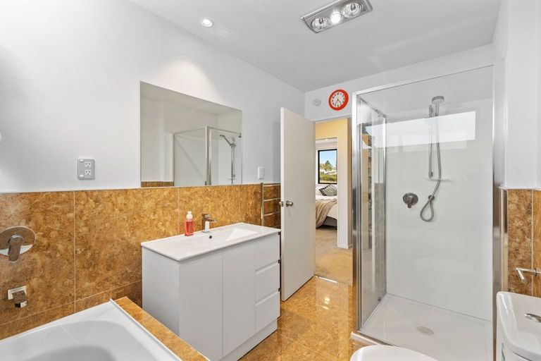 Photo of property in 5 Bloom Crescent, Sunnyvale, Auckland, 0612