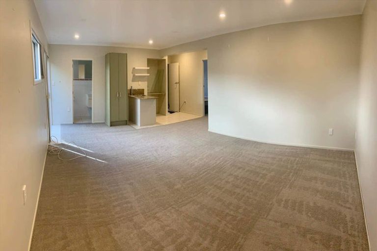 Photo of property in 33 Surf Road, Stanmore Bay, Whangaparaoa, 0932