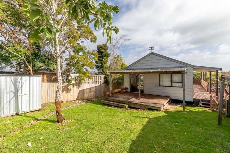 Photo of property in 2/23 Flaunty Place, West Harbour, Auckland, 0618