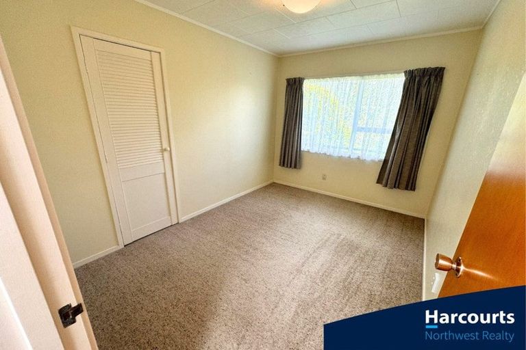 Photo of property in 1 Denver Avenue, Sunnyvale, Auckland, 0612