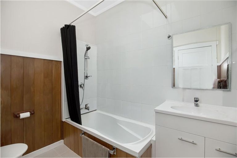 Photo of property in 1/275 Great North Road, Henderson, Auckland, 0612