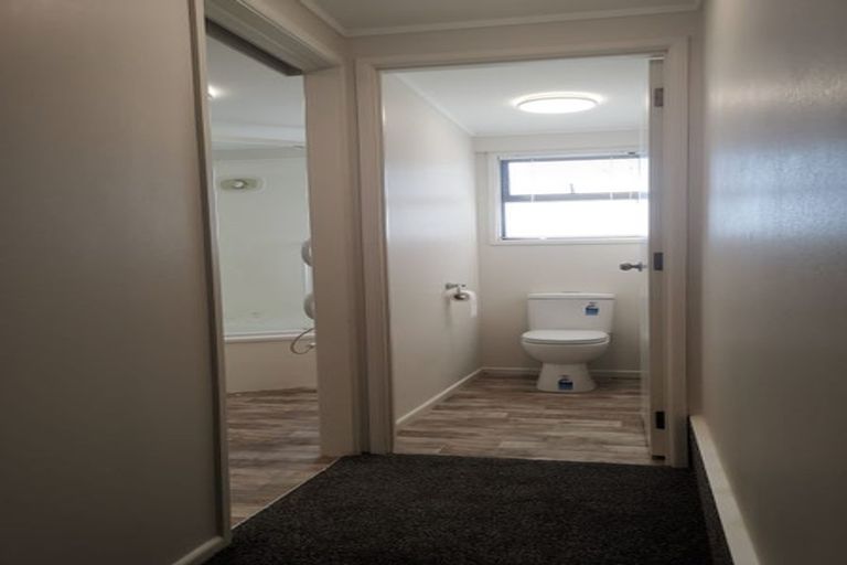 Photo of property in 17 Diana Drive, Glenfield, Auckland, 0627