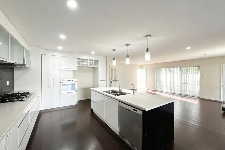 Photo of property in 16 Lakeridge Close, Northcross, Auckland, 0632
