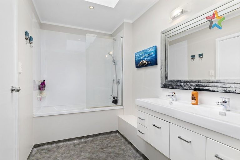 Photo of property in 33 Acacia Avenue, Maungaraki, Lower Hutt, 5010