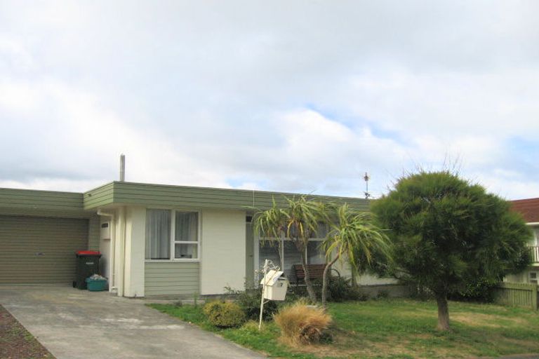 Photo of property in 19 Duchess Place, Maupuia, Wellington, 6022
