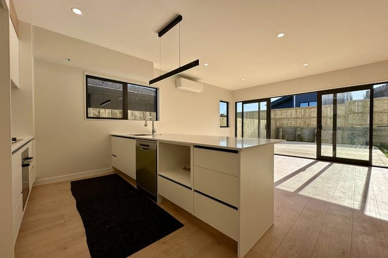 Photo of property in 32 Papai Lane, Massey, Auckland, 0614