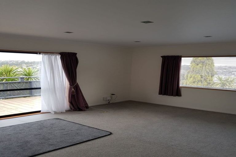 Photo of property in 2/15 Witheford Drive, Bayview, Auckland, 0629