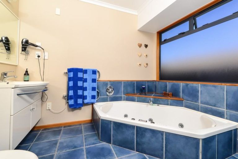 Photo of property in 4 Harrogate Place, Grandview Heights, Hamilton, 3200