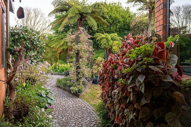 Photo of property in 42 Guildford Drive, Paraparaumu, 5032