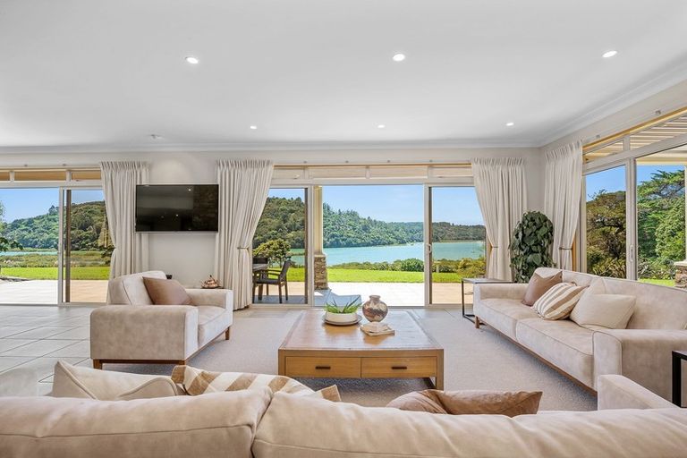 Photo of property in 109 Warman Road, Okura, Auckland, 0792