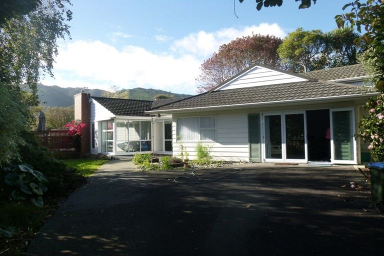 Photo of property in 32 Karu Crescent, Waikanae, 5036