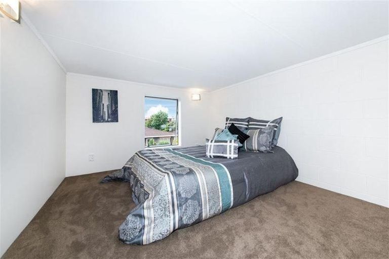 Photo of property in 2/4210a Great North Road, Glendene, Auckland, 0602