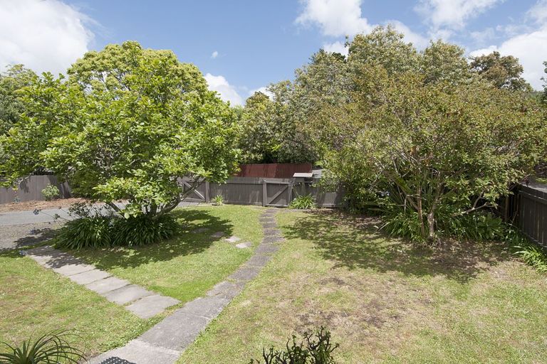 Photo of property in 5 Glucina Place, Glen Eden, Auckland, 0602